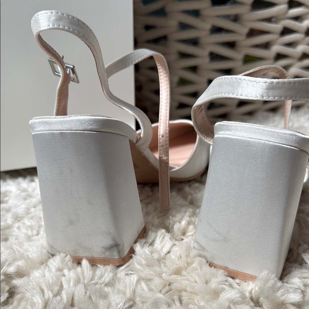 White Slingback Heels with Pointed Toe and Medium Heel - Picture 2 of 5